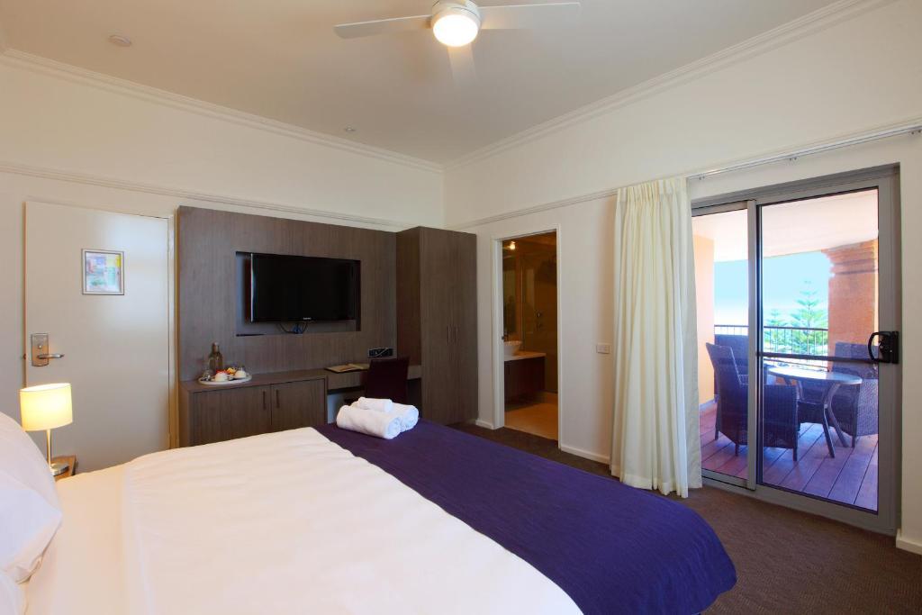 Cottesloe Beach Hotel Perth Room photo